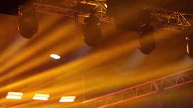 Renkli Soyut Işıklar ve Tavan Işıkları Bir Rock Müzik Festivalinde Konser Sahnesini ve Işıkları Aydınlatıyor