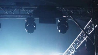 Konser Sahnesi ve Işıklandırma Sahnesini aydınlatan Tavan Işıkları Bir Sahne Atmosferi Oluşturur