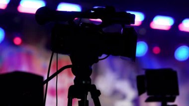 Video Kamera Renkli Sahne Işıklarıyla Bir Müzik Konseri Çekiyor