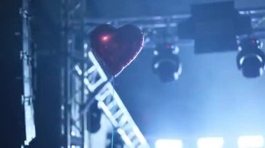 Kırmızı Kalp Balonu Sting 'de Bir Müzik Konserinde Yükseliyor