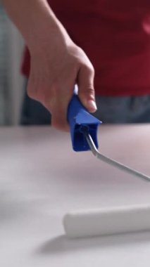 Kız Tahta Tahtayı Yavaşça Beyaz Boyuyor Tekerlekli, Dikey Videoyla