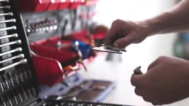 Hizmetli, mekanik araçlarına karşı serviste Vernier Caliper ile Otomatik Sürgüyü Ölçtü