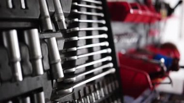 Otomotiv Tamirhanesindeki Otomatik Mekanik İşyerinde Anahtarlar ve Aletler