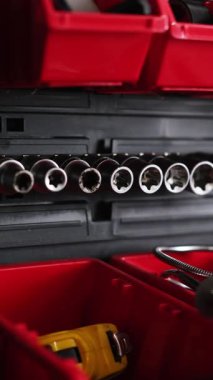 Otomatik Mekanik Çalışma Alanındaki Anahtarlar ve Araçlar Garajda, Dikey Video