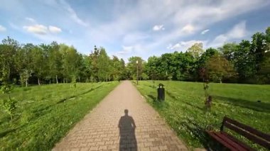 Elektrikli scooter park yolunda ilerliyor, Yeşil Park 'ın Pov manzarası