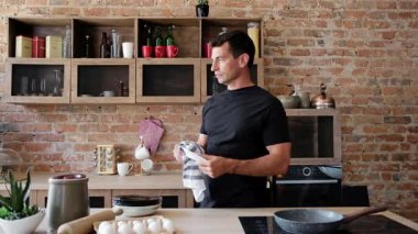 Genç Çekici Adam Mutfakta Bulaşıkları Sildi