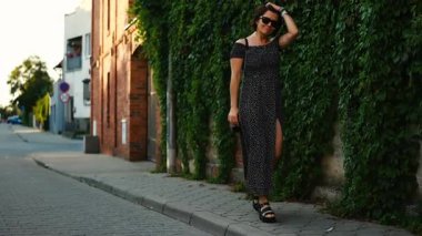 Güneş Gözlüklü Şık Genç Kadın Avrupa 'nın Tarihi Bölgesinde Dolaşıyor