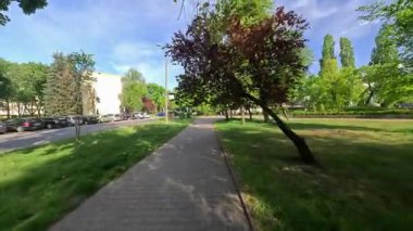 Elektrikli scooter 'la Yeşil Şehir Pov Manzarası' ndan geçiyor.