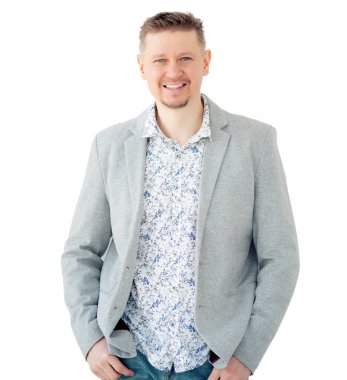 Gömlekli ve ceketli yakışıklı genç adam gülümsüyor, beyaz bir arka planda soyutlanmış.