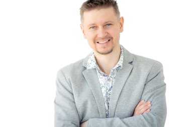 Ceketli genç adam gülümsüyor, beyaz arka planda tek başına.