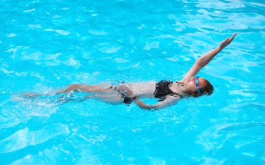 Genç Kız Sırtüstü Yüzüyor Açık Havuzda