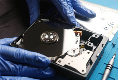 Servis elemanı hizmet merkezindeki hdd veri diskini onardı