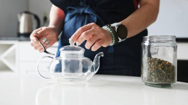 Mutfakta Yeşil Çay Hazırlayan Kız Bir Çaydanlık Kullanıyor