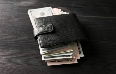 Üzerinde dolar olan büyük deri cüzdan.