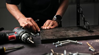 Kadın Marangoz Modern Mutfaklar için el yapımı ahşap mobilya üretiyor