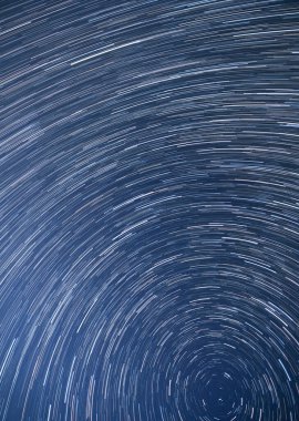 Hareket eden yıldızlarla ve Samanyolu 'ndaki yıldız izleriyle inanılmaz bir gece.