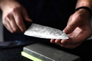 Şef, Mutfak Bıçağını Siyah Geçmişe Yakın Çekimde Keskinleştirdi