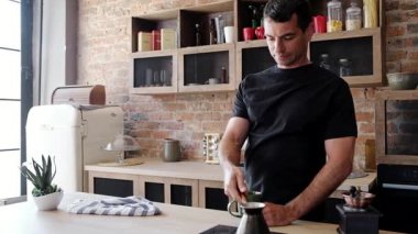 Büyüleyici Genç Adam Kırsal Türk Mutfağında Sabah İçkisi Yapıyor