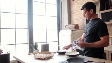 Genç Çekici Adam Mutfakta Bulaşıkları Sildi