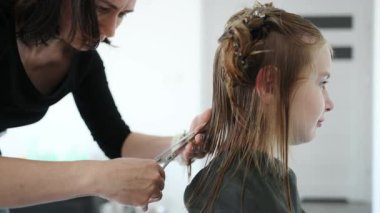 Anne Evde Küçük Kızların Saçını Kesiyor