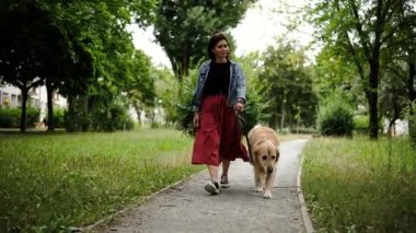 Parkta altın avcısıyla gezen bir kız günlük rutinin bir parçası.