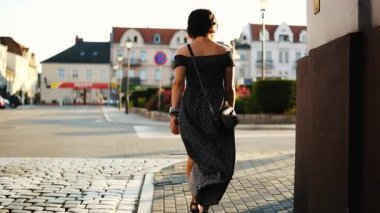 Genç Kadın Avrupa 'nın Tarihi Bölgesinde Yürüyor. Turist bir yaz gününün tadını çıkarıyor, arkadan bakıyor.