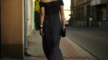 Genç Çekici Kadın Avrupa 'nın Tarihi Bölgesinde Dolaşıyor. Rüzgarda Uçan Elbise, Arkadan Görülen