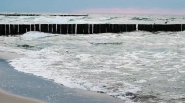 Denizde Dalgalar Yavaş Hareket Ediyor