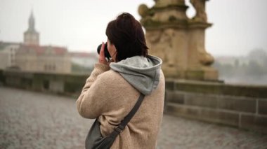 Ünlü bir Prag simgesi olan Charles Köprüsü 'nde Turist Kız Anılarını Yakalıyor