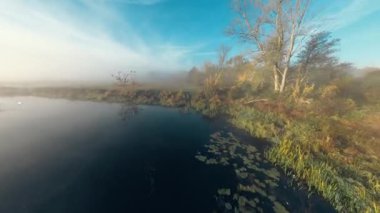 Meadow Nehri Üzerindeki Drone: Puslu Gündoğumu Manzarası Ortaya Çıktı