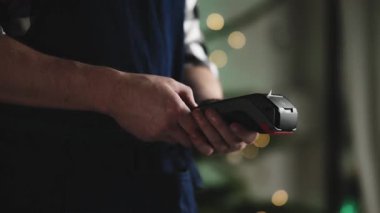 Garson, Bill Amount 'a girdikten sonra ödemeyi bir Pos terminaliyle yapıyor. Müşteri Restoranda Öder