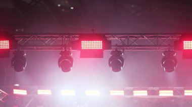 Hücre Işıkları Bir Işık Gösterisinde Konser Sahnesini Aydınlatıyor