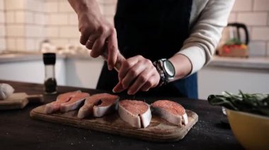 Pişirmek için Çiğ Red Somon Kadın Tuzu Yakın Çekim