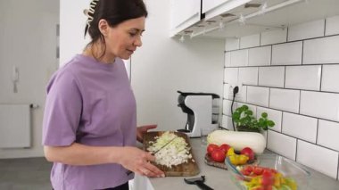 Mutfakta Çin Malzemeleri olan Sebze Pişiren Kadın Salatası