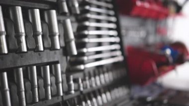 Anahtarları ve aletleri garajdaki bir oto tamirhanesinde ayarla.