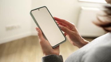 Beyaz Ekran Ellerinde Akıllı Telefonu Tutan Kız