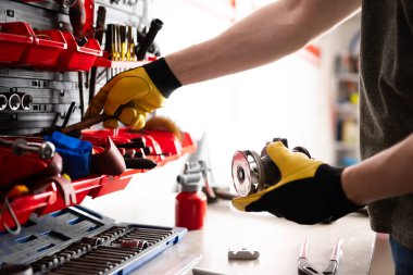 Otomatik Tamirci Servis Merkezi Tablosundaki Araçlarla Otomatik Parçayı Kontrol Ediyor