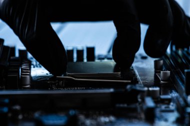 Ana işlemci çipi ana karta yerleştiriliyor.