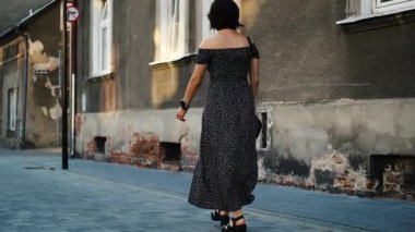 Çekici Genç Kadın Avrupa 'nın Tarihi Bölgesinde Yürüyor, Turistler Eski Sokaklarda Dolaşıyor