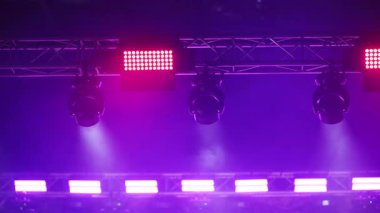 Tavandaki spot ışıkları gösteri sırasında konser sahnesini ve çalışmalarını aydınlatıyor