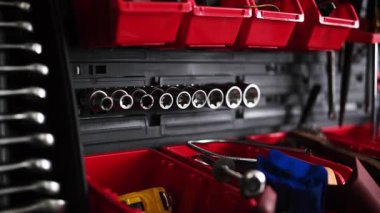 Otomatik Mekanik Çalışma Alanındaki Anahtarlar ve Araçlar Garajda