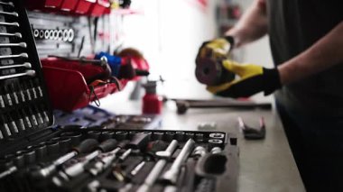 Servis Merkezinde Otomatik Tamirci Araçlarla Otomatik Temizleme