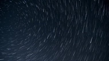 Karanlık bir gecede hareket eden yıldız izleri Bir zaman atlamasında