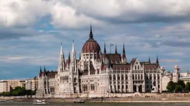 Budapeşte 'deki Macar Parlamento Binasının Gökteki Bulutlara Karşı Zaman Çizelgesi