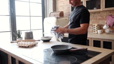 Genç Çekici Adam Bulaşıkları Yıkarken Mutfağı Temizliyor