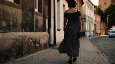 Genç Çekici Kadın Avrupa 'nın Tarihi Bölgesinde Dolaşıyor. Rüzgarda Uçan Elbise, Arkadan Görülen