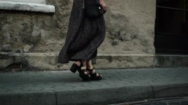 Avrupa 'nın Tarihi Bölgesinde Tarz sahibi Genç Kadın Yürüyüşü