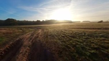 Drone Güneş Işığı Alanının Üzerinde Erken Sis Gündoğumu Manzarasında Yükseliyor