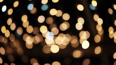 Parlak Altın Çelenk Soyut ve bulanık bir Noel Bokeh Arkaplanı Oluşturur