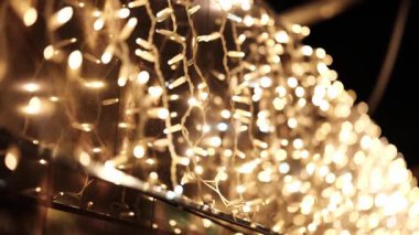 Parlak Altın Çelenk Soyut bir Noel Bokeh Arkaplanı Oluşturur, İnanılmaz Bir Kış Tatil Atmosferini Anımsatır